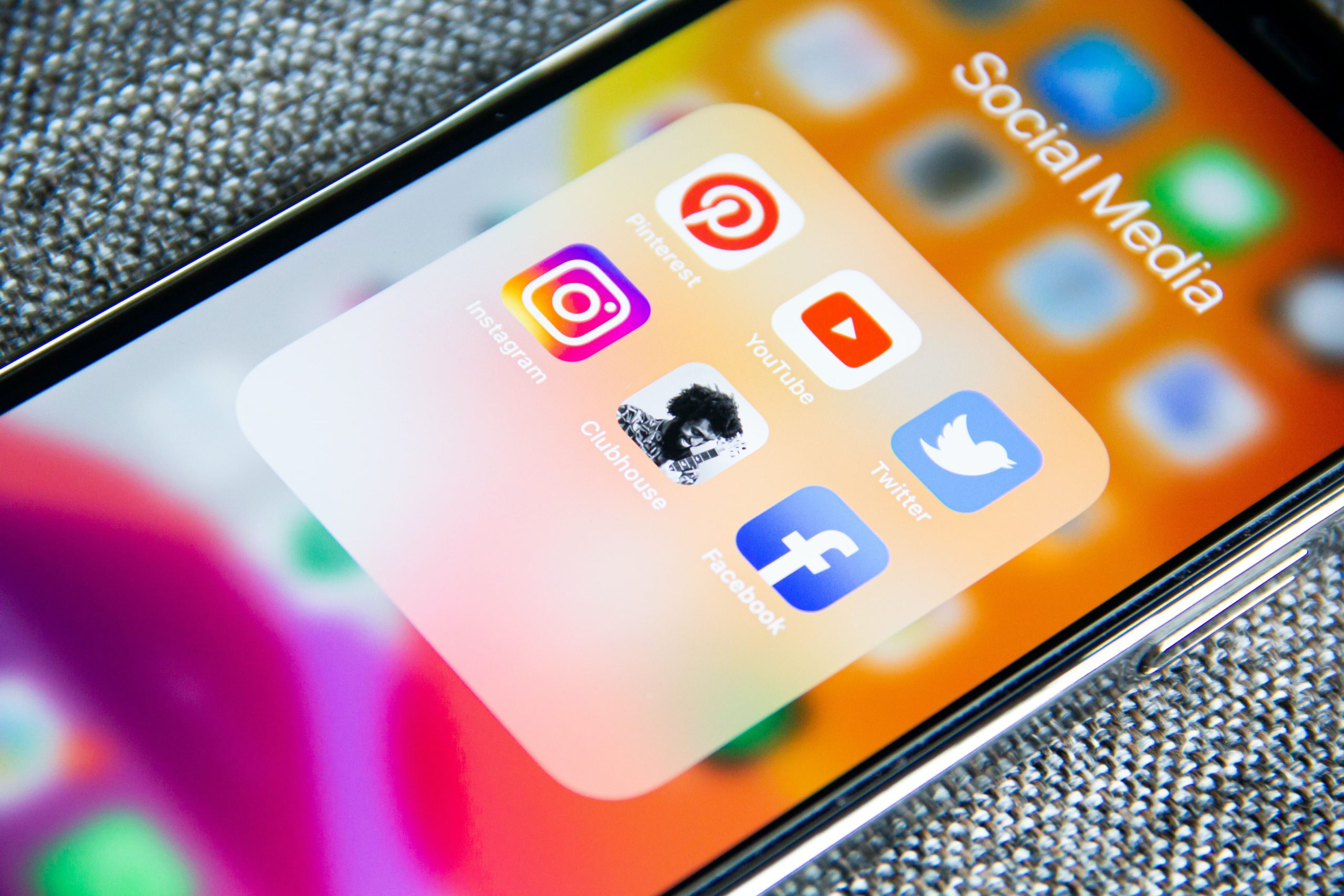 Dominando las Redes Sociales para obtener el Éxito en el Mundo Digital 1 adem ay Tk9m HP4rgQ unsplash 1 scaled